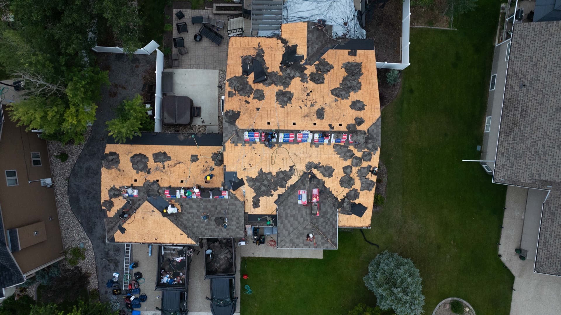 Lumsden reshingle full crew with trucks